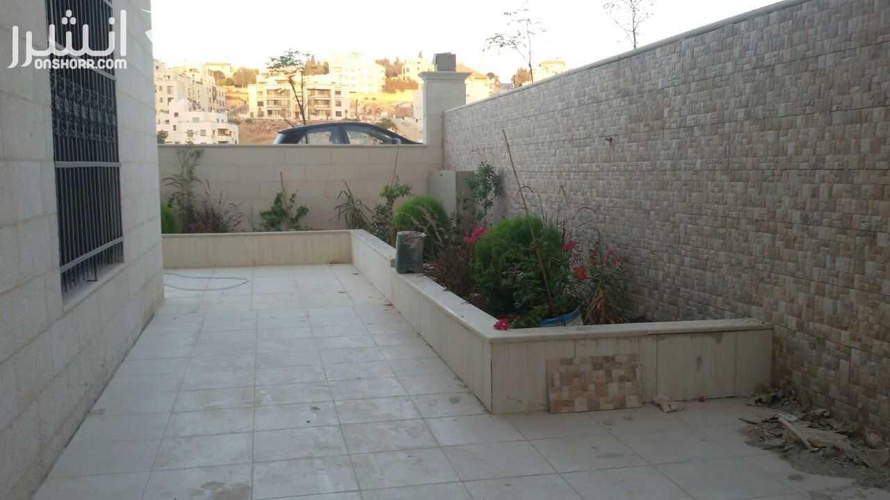شقه مفروشه فاخره للايجار
الموقع : دير غبار
شقه جديدة أرضيه مكونه من 4 غرف نوم و 4 حمامات صالون واسع غرفة معيشة غرفة خادمه تكييف مركزي تدفأ تحت البلاط تراس أمامي وجاني منطقه هادئه ومطله على عبدو...