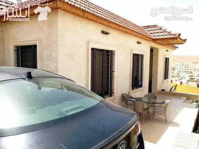 بيت مستقل للبيع في الزرقاء الجديده مكون من أربع غرف نوم وثلاث حمامات وصالة ضيوف وصالة معيشته مع مطبخ أمريكي مع المعيشه عمر البناء سنه البيت أعلى مواصفات البناء على الإطلاق عزل جميع واجهات البناء الشبا...