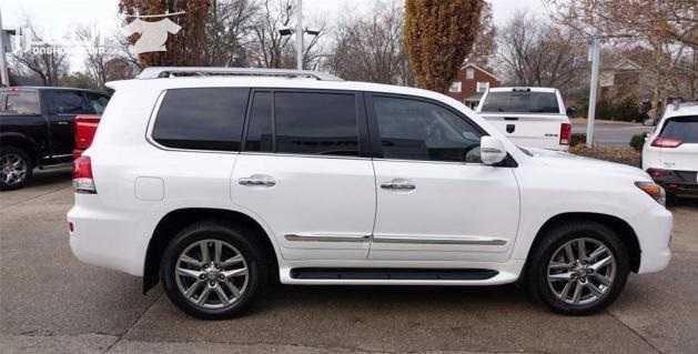 صنع وطراز: لكزس LX 570 السنة: 2015 ناقل الحركة: أوتوماتيكي العداد: 40،319 كلم لمزيد من التفاصيل البريد الالكتروني لي: cmurad300@gmail.com