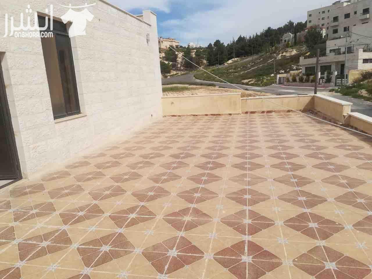 فيلا بناء جديد مساحه الأرض 500 متر مساحه الفيلا كاملة 660متر مكونة من طابق تسوية بمساحة 235متر طابق روف بمساحة 170متر يوجد كراج عدد 2 ترأس أمامي كبير يوجد فيها 3مداخل 5غرف نوم ماستر مطبخ معيشة صالون ك...