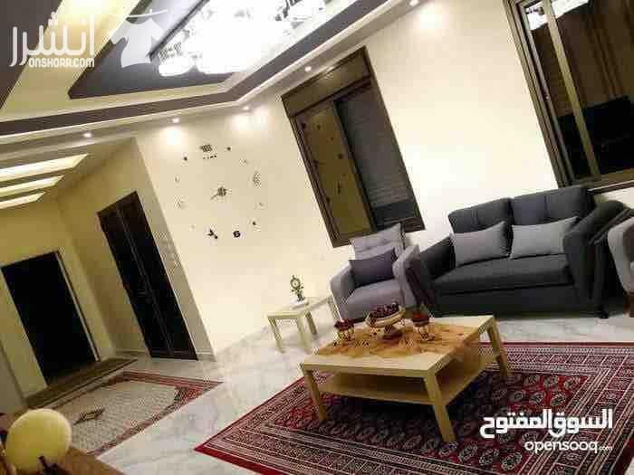 بيت مستقل للبيع في الزرقاء الجديده مكون من أربع غرف نوم وثلاث حمامات وصالة ضيوف وصالة معيشته مع مطبخ أمريكي مع المعيشه عمر البناء سنه البيت أعلى مواصفات البناء على الإطلاق عزل جميع واجهات البناء الشبا...