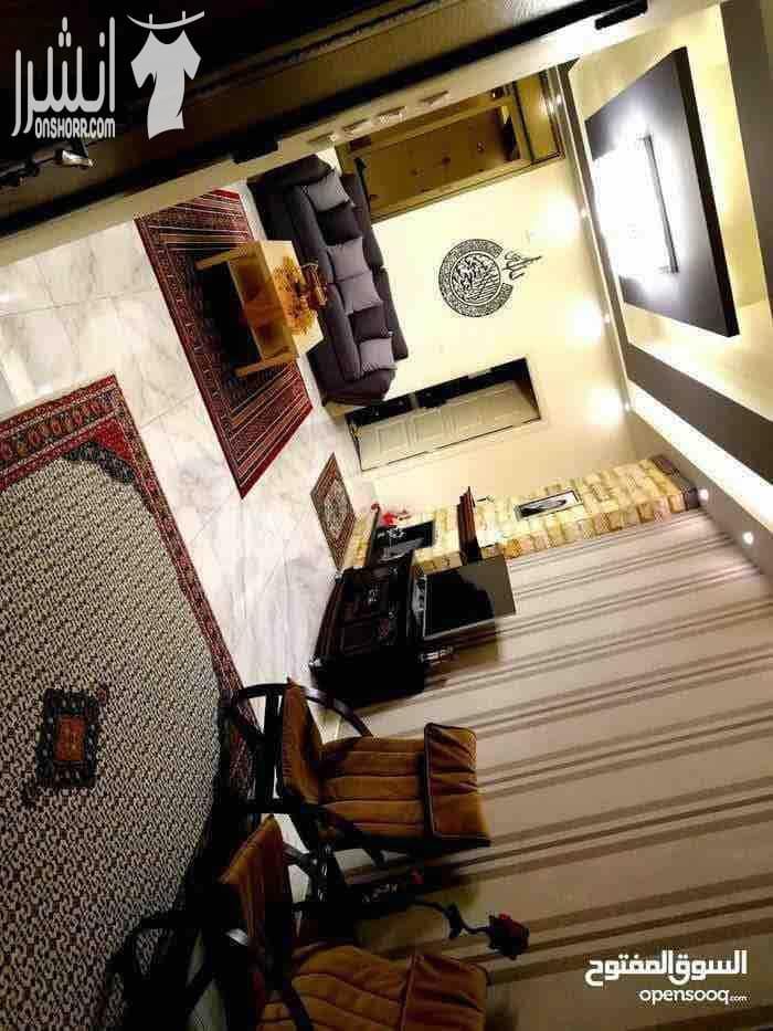 بيت مستقل للبيع في الزرقاء الجديده مكون من أربع غرف نوم وثلاث حمامات وصالة ضيوف وصالة معيشته مع مطبخ أمريكي مع المعيشه عمر البناء سنه البيت أعلى مواصفات البناء على الإطلاق عزل جميع واجهات البناء الشبا...