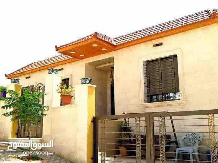 بيت مستقل للبيع في الزرقاء الجديده مكون من أربع غرف نوم وثلاث حمامات وصالة ضيوف وصالة معيشته مع مطبخ أمريكي مع المعيشه عمر البناء سنه البيت أعلى مواصفات البناء على الإطلاق عزل جميع واجهات البناء الشبا...