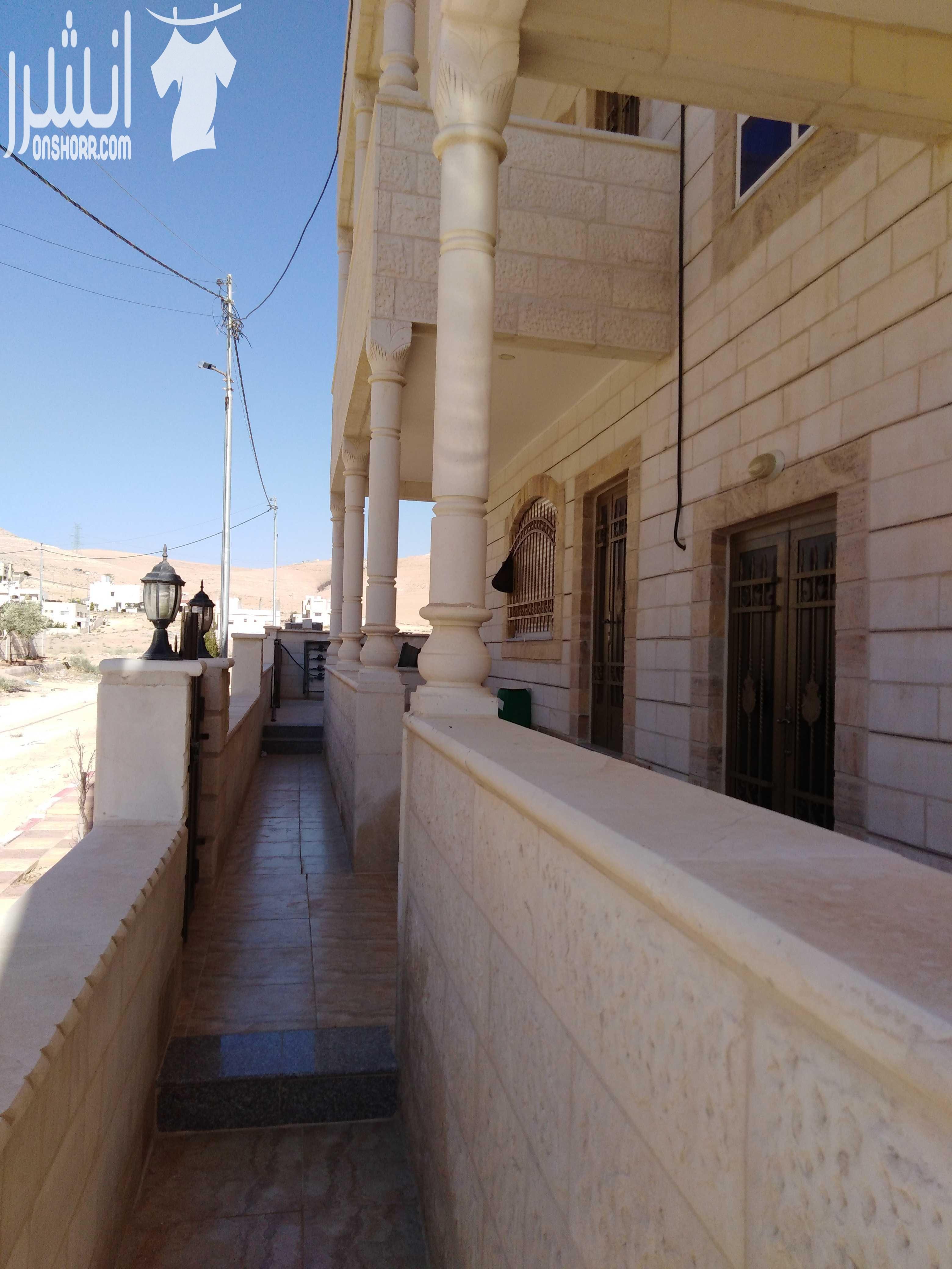 عمارة طابقين للبيع على شارع واحد اربع شقق مشطبه بالكامل ومن افخر انواع التشطيبات موقع مميز كل شقه ثلاث غرف واحده ماستر وحمامين وصالون كبير ومطبخ امريكي راكب جاهز وجبسم بورد لا تحتاج الا الاثاث الموق...