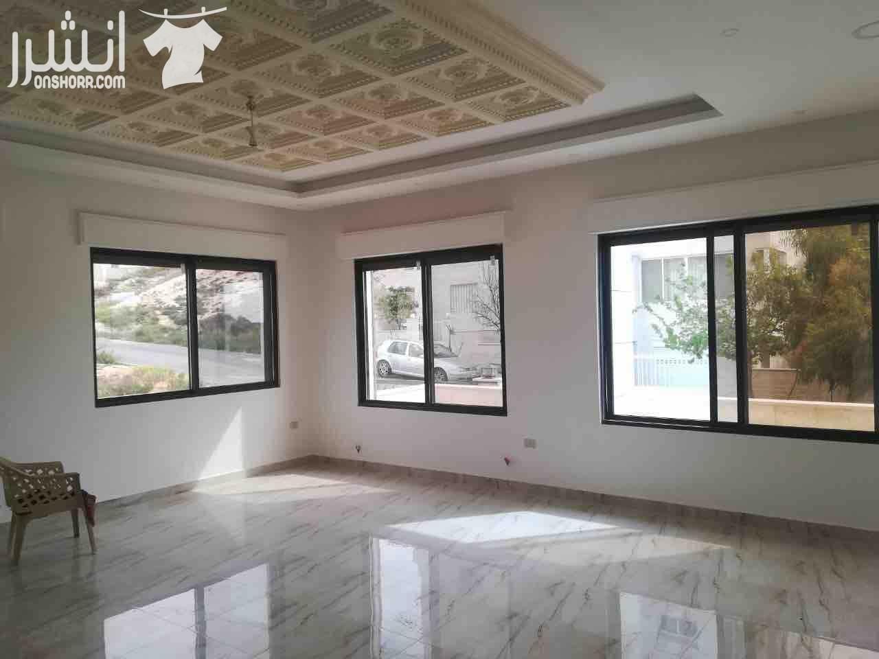 فيلا بناء جديد مساحه الأرض 500 متر مساحه الفيلا كاملة 660متر مكونة من طابق تسوية بمساحة 235متر طابق روف بمساحة 170متر يوجد كراج عدد 2 ترأس أمامي كبير يوجد فيها 3مداخل 5غرف نوم ماستر مطبخ معيشة صالون ك...