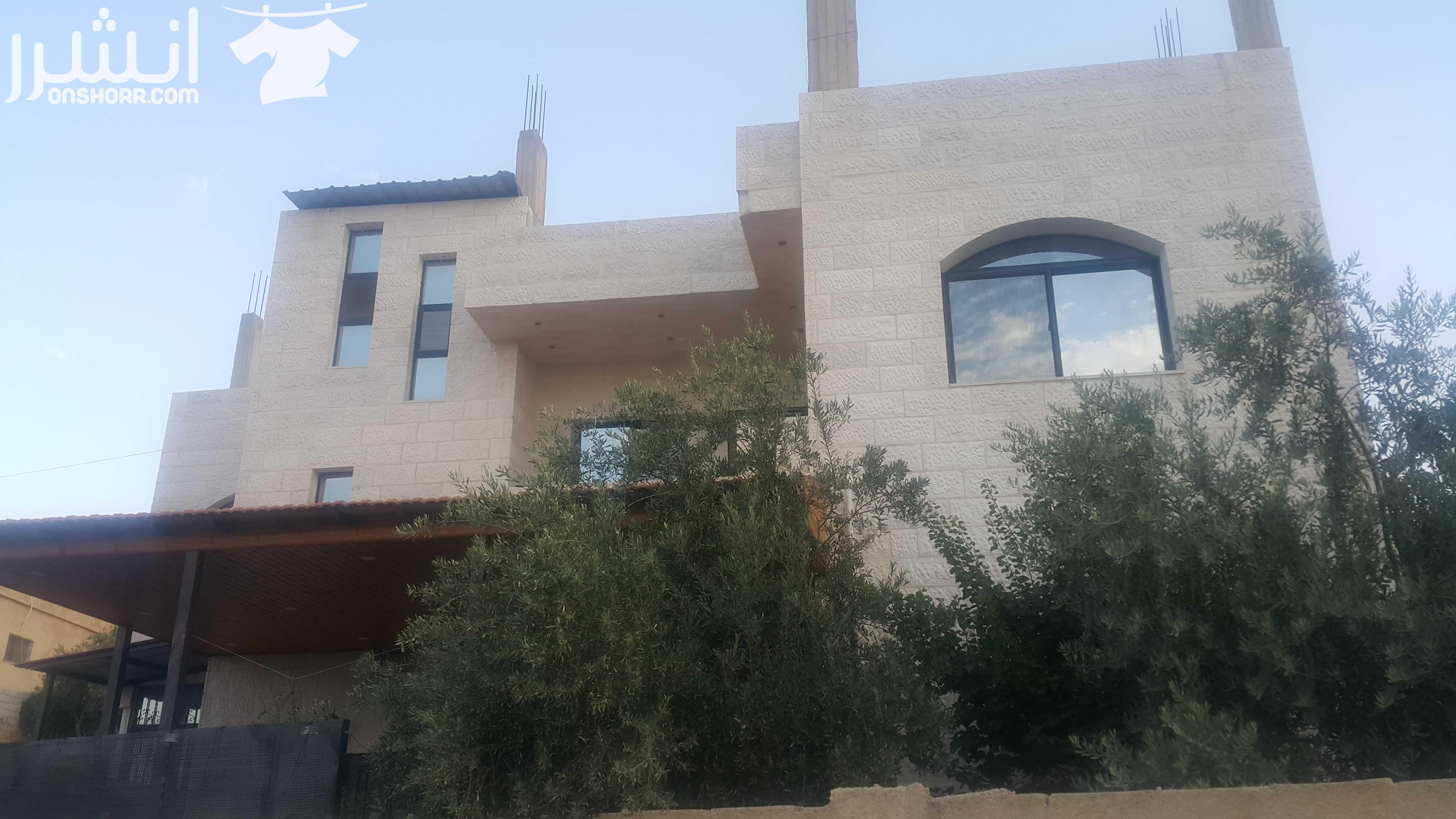 بيت كامل طابقين للبيع . مساحه الارض 834م اربع واجهات حجر اماميه مسور بالكامل الطابق الاول مساحته 286 متر مع تراس امامي قرميد مساحه القرميد 36 متر 5 غرفه نوم، 3حمامات مراوح سقف في جميع الغرف صاله استقب...