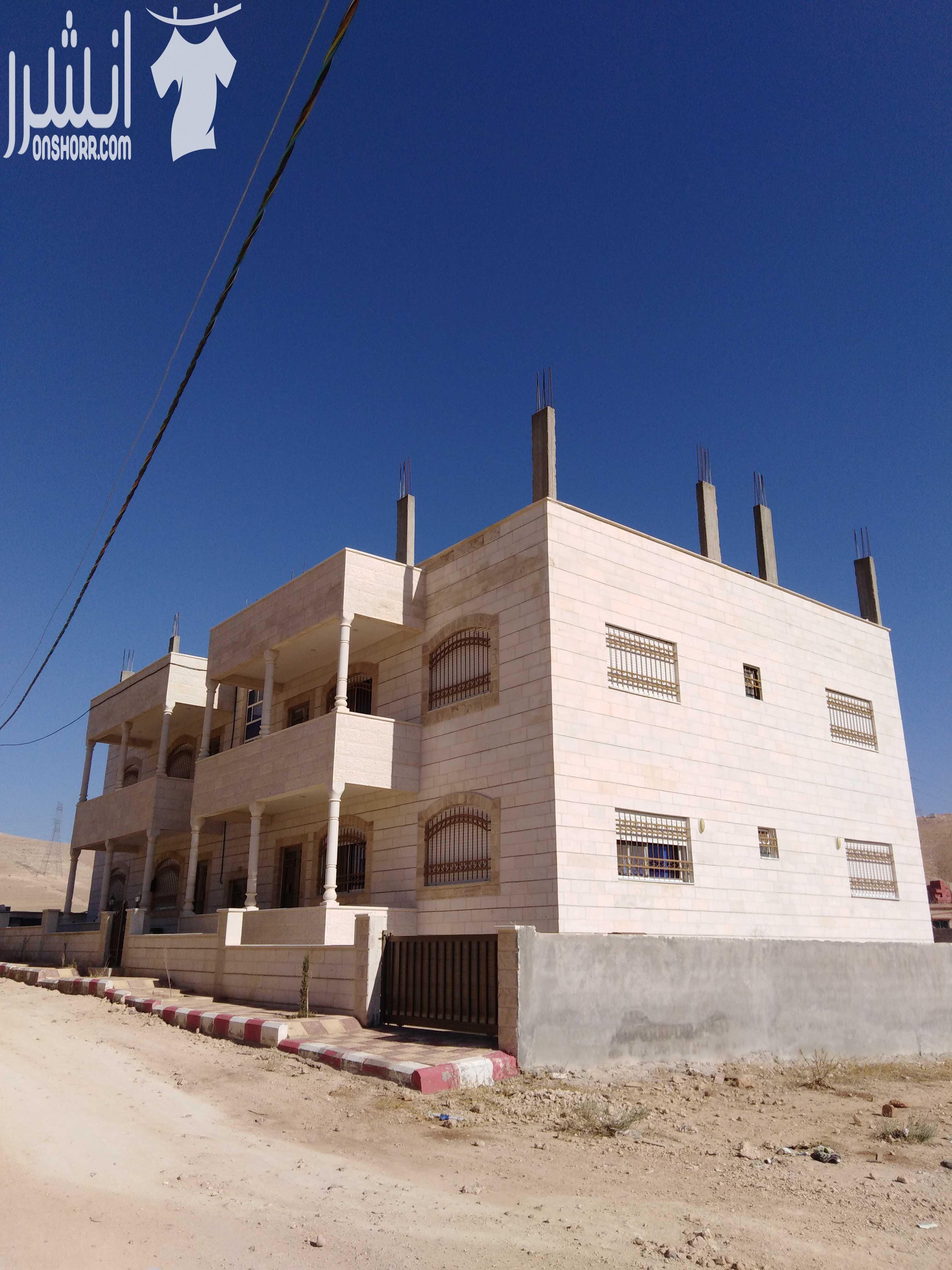 عمارة طابقين للبيع على شارع واحد اربع شقق مشطبه بالكامل ومن افخر انواع التشطيبات موقع مميز كل شقه ثلاث غرف واحده ماستر وحمامين وصالون كبير ومطبخ امريكي راكب جاهز وجبسم بورد لا تحتاج الا الاثاث الموق...