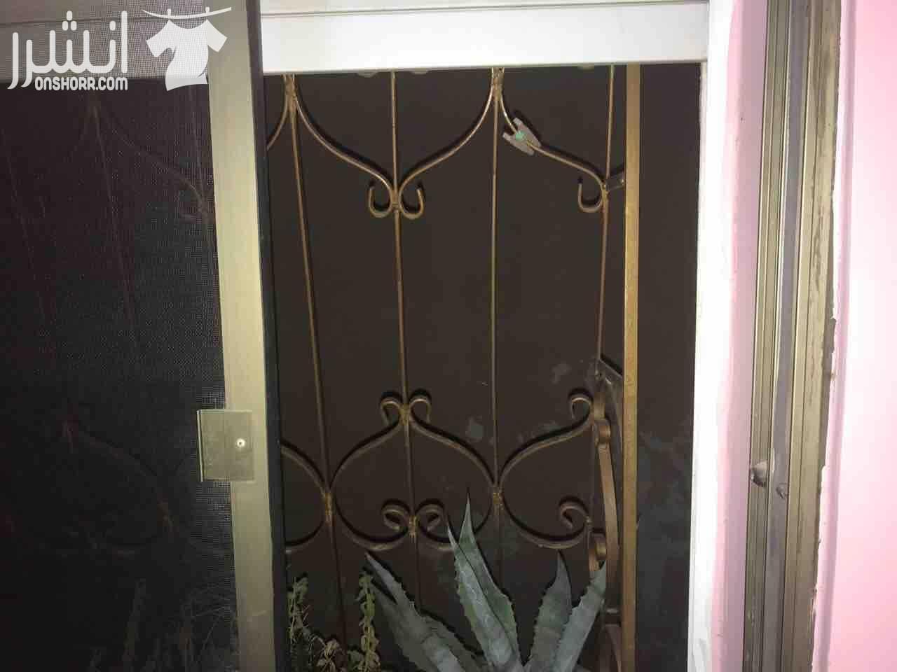 مساحه 148كوشان و158فعلي طابق تاني بجانب الكليه العلميه الاسلاميه ومدارس تقارب 3غرف نوم واحده ماستر3حمامات وغرفة معيشه وغرفة ضيوف وبلكونه مطبخ راكب (المطبخ المثالي) كراج مستقل مكيفات عدد 3حديد حمايه ل...