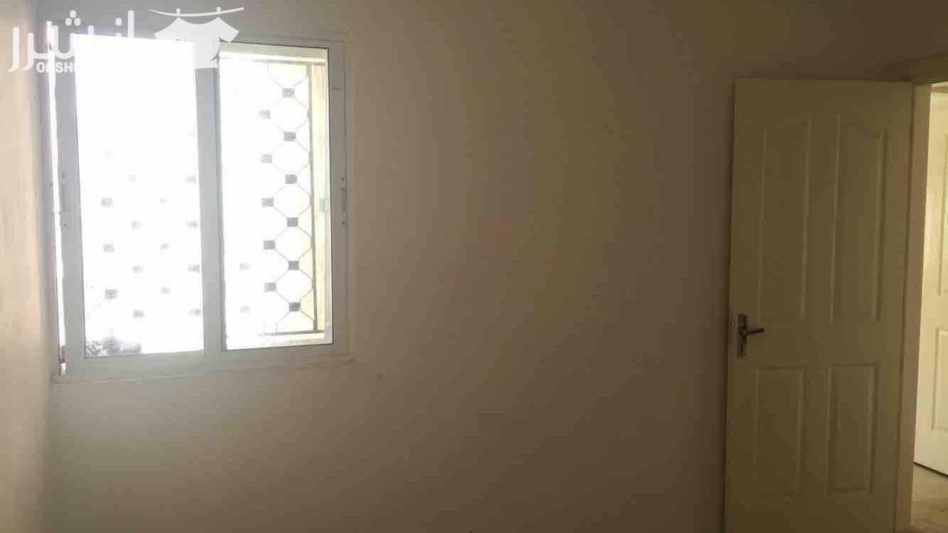 شقة للبيع بطبربور خلف مسجد العباس بن عبد المطلب - المساحة ١٠٦ م - طابق ثاني -٣غرف نوم صالون حرف L -حمامين مطبخ راكب و برندة عمر البناء ٨ سنوات