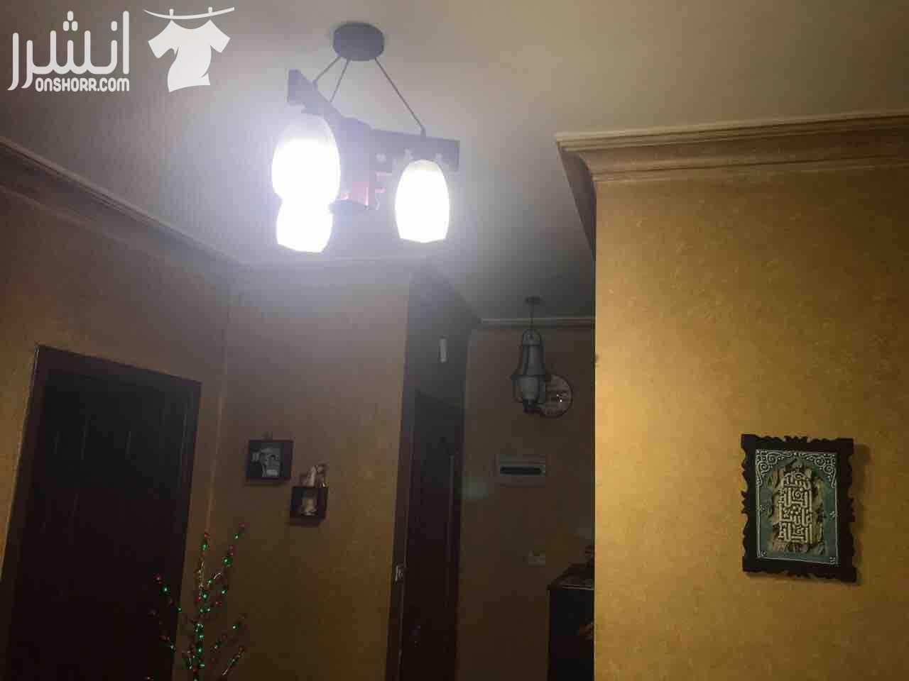 مساحه 148كوشان و158فعلي طابق تاني بجانب الكليه العلميه الاسلاميه ومدارس تقارب 3غرف نوم واحده ماستر3حمامات وغرفة معيشه وغرفة ضيوف وبلكونه مطبخ راكب (المطبخ المثالي) كراج مستقل مكيفات عدد 3حديد حمايه ل...