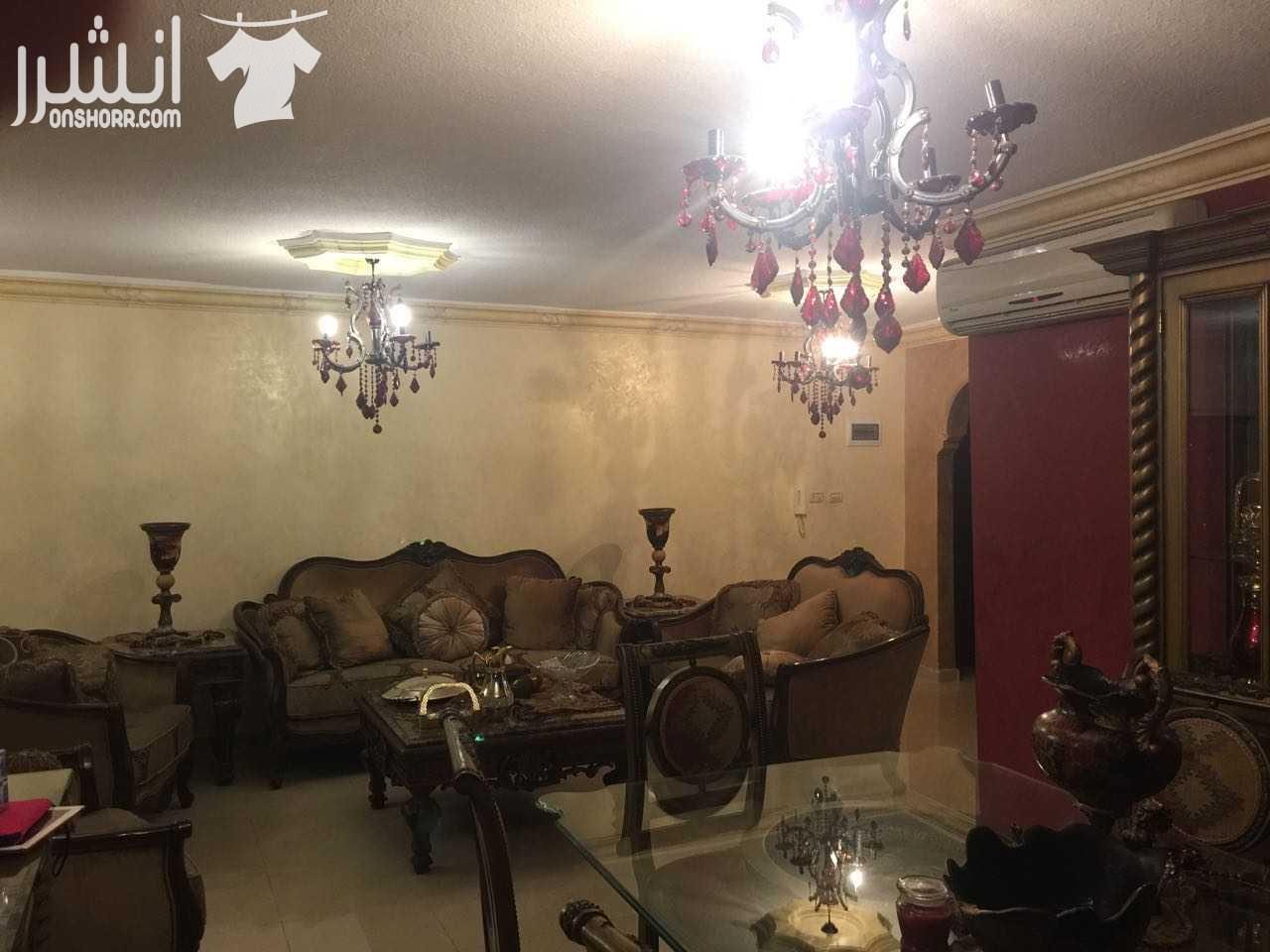 شقه فخمة للبيع بسعر مغري مع العفش شقه ارضيه بمنطقة الجبيهه مقابل التعليم العالي مساحتها١٤٥... متر مربع وغرفة ٣٠ متر اضافيه من الحديقه، ثلاث غرف نوم واحده ماستر، حمامين، صالة معيشه كبيره، غرفة ضيوف...
