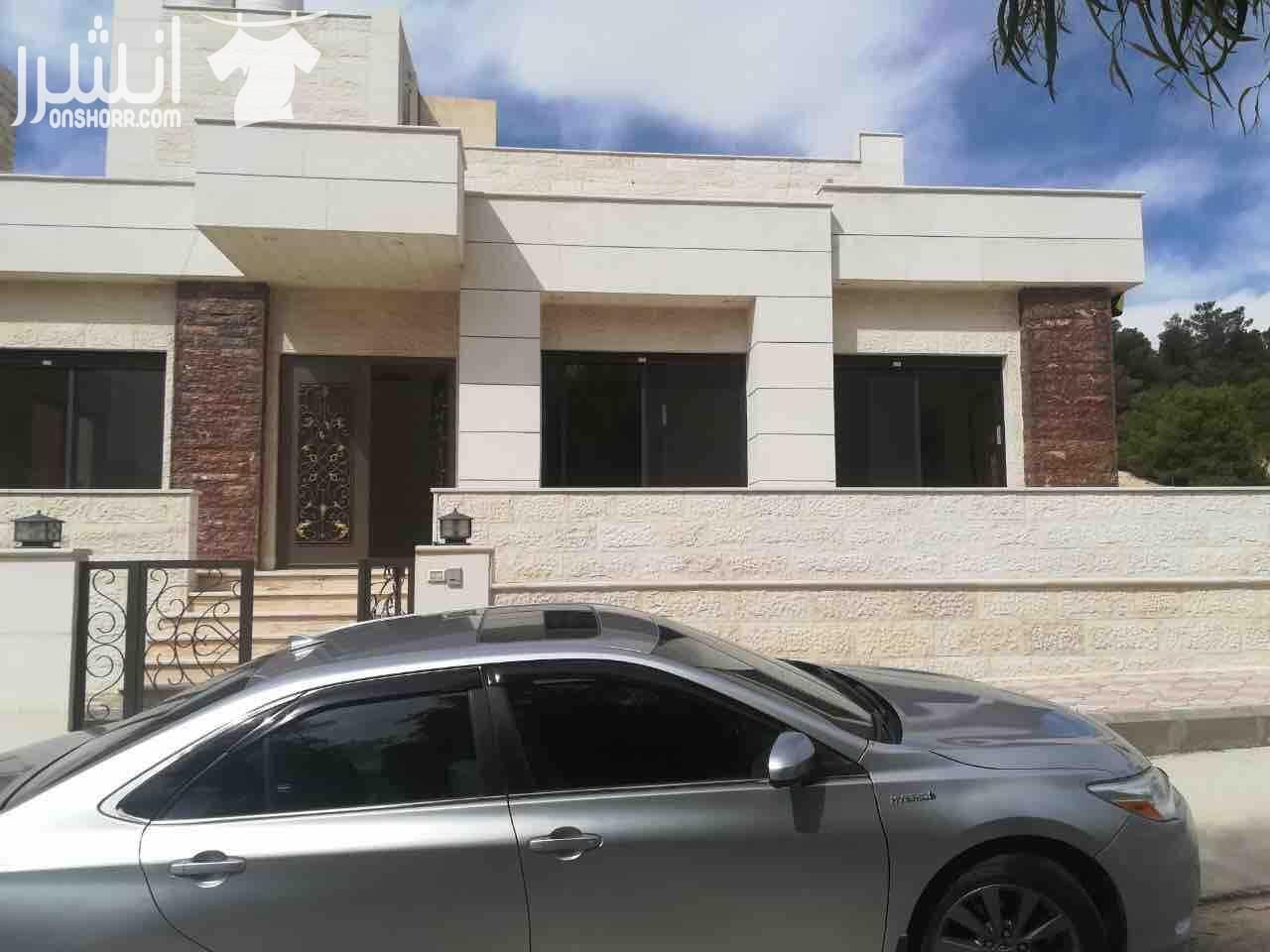 فيلا بناء جديد مساحه الأرض 500 متر مساحه الفيلا كاملة 660متر مكونة من طابق تسوية بمساحة 235متر طابق روف بمساحة 170متر يوجد كراج عدد 2 ترأس أمامي كبير يوجد فيها 3مداخل 5غرف نوم ماستر مطبخ معيشة صالون ك...
