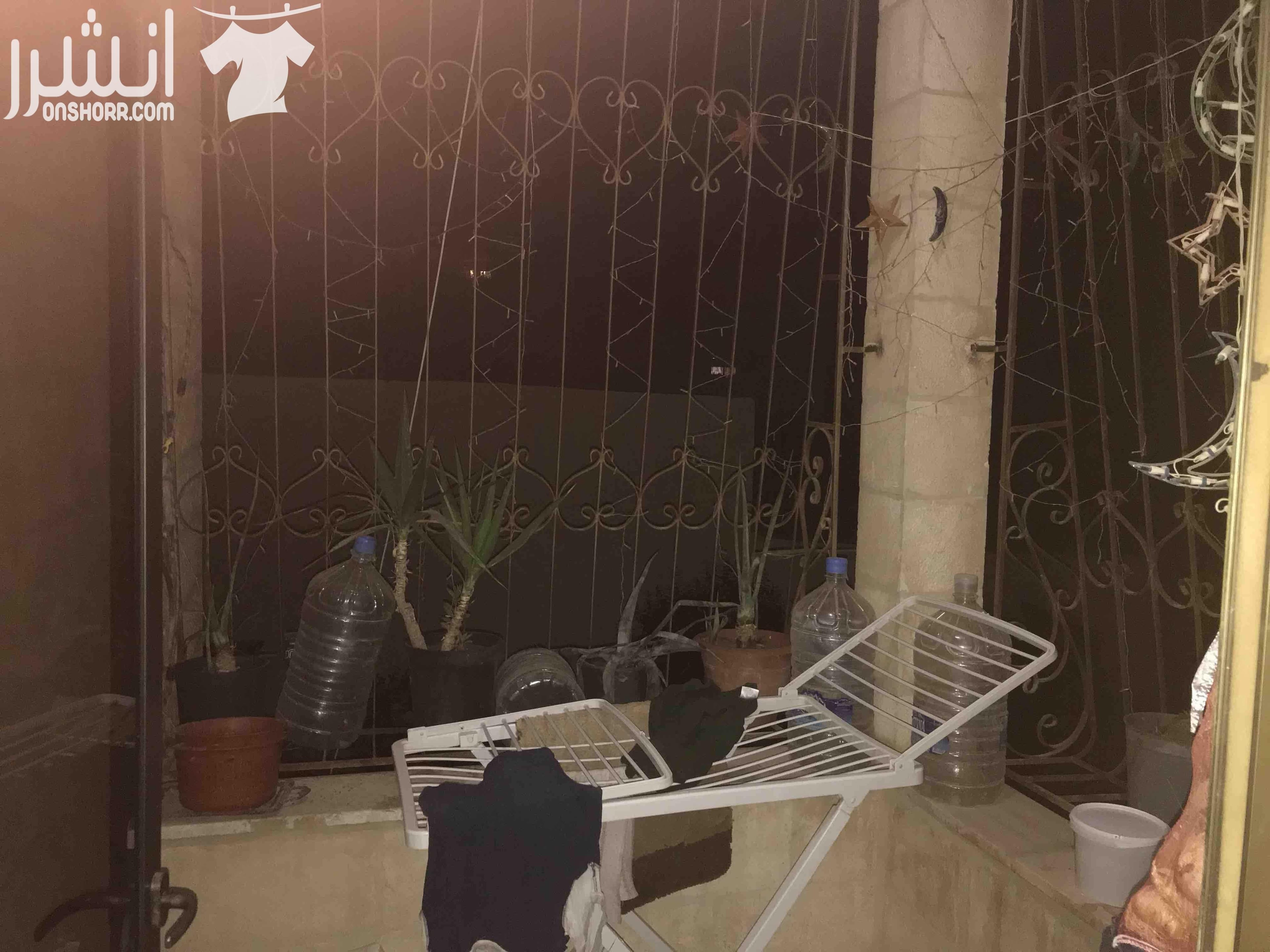 مساحه 148كوشان و158فعلي طابق تاني بجانب الكليه العلميه الاسلاميه ومدارس تقارب 3غرف نوم واحده ماستر3حمامات وغرفة معيشه وغرفة ضيوف وبلكونه مطبخ راكب (المطبخ المثالي) كراج مستقل مكيفات عدد 3حديد حمايه ل...