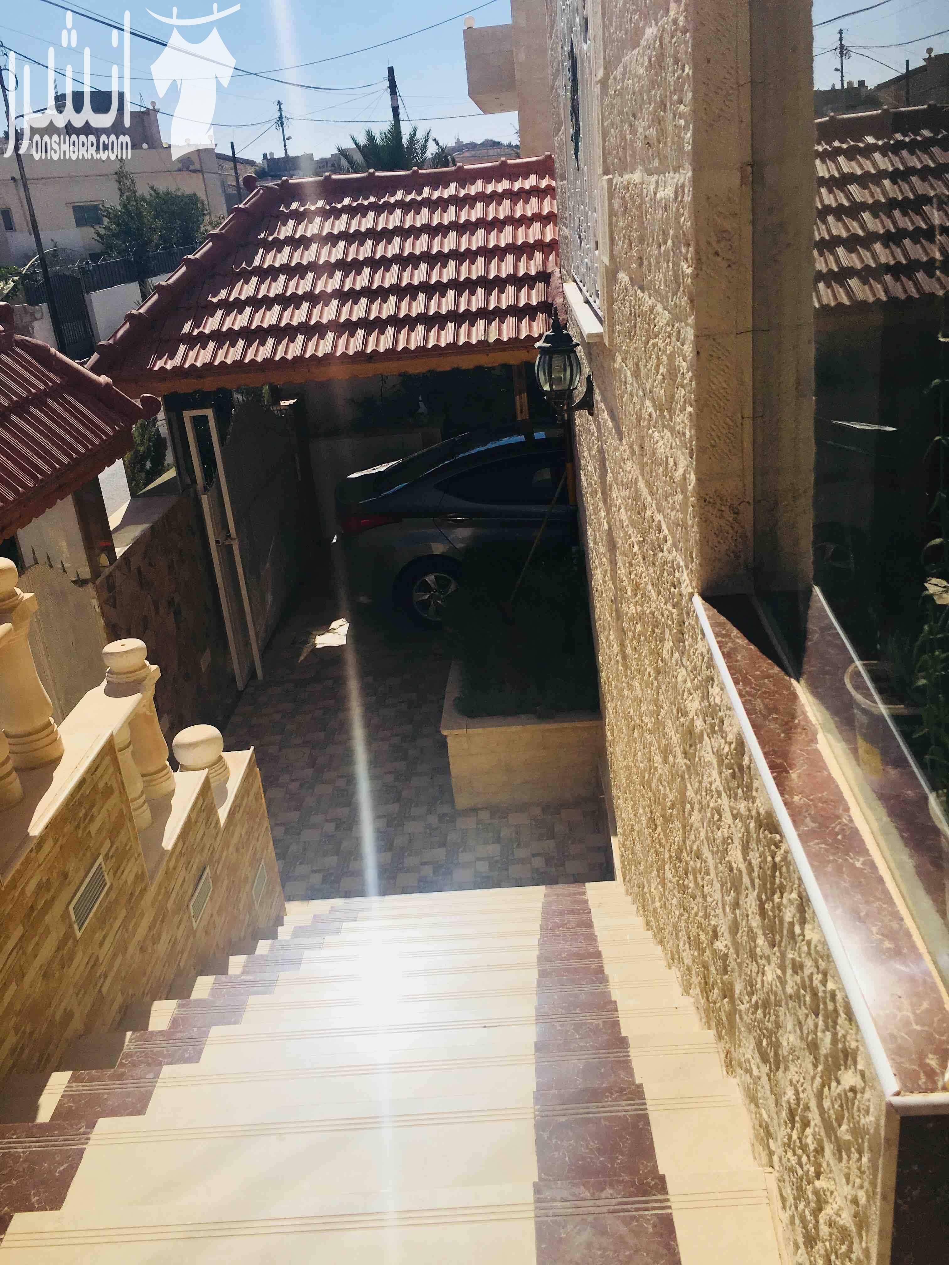 عماره للبيع /ياجوز /حي الرشيد /ضاحية الملك عبدالله الثاني عماره طابقين مكونه من ثلاث شقق الطابق الاول شقه مساحتها210م (مطبخ أمريكي و صاله/ غرفه ضيوف حمام/ ثلاث غرف نوم ماستر ) الطابق الثاني شقتين...