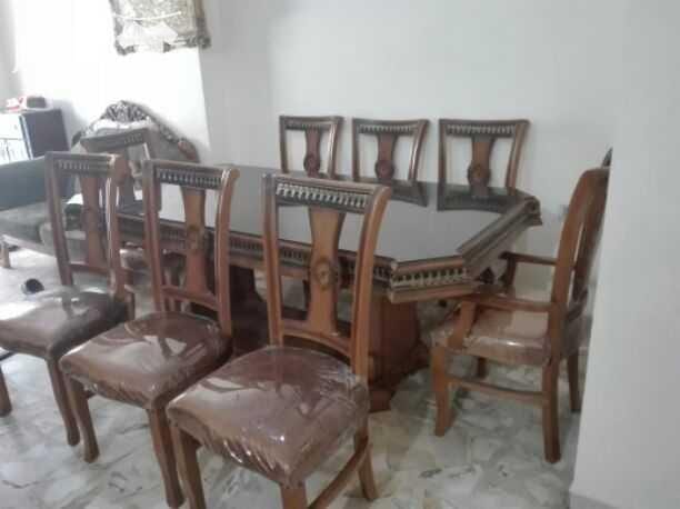 طاولة سفرة بحالة وكالة الوكالة استخدام بسيط جدا أقل من شهر مكونة من 8 مقاعد خشب زان اصلي بسعر مميز جدا جدا للتواصل على الرقم التالي. 0786997393