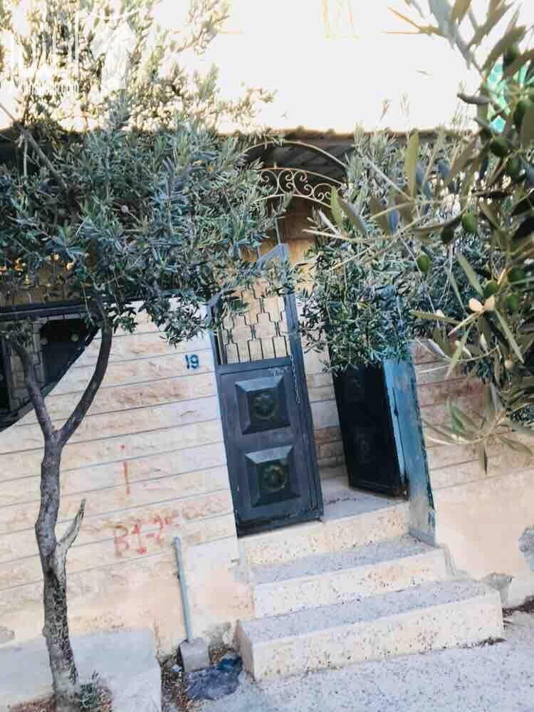 بيت مستقل للبيع بداعي السفر مسطح البيت 200متر مربع البيت مكون من طابقين كل طابق 100 متر مربع مساحه الارض كامله ١٦٠ متر كل طابق يوجد فيه اربع غرف وحمامين ومطبخ واجهه حجر كوشان مستقل كل طابق عداد...