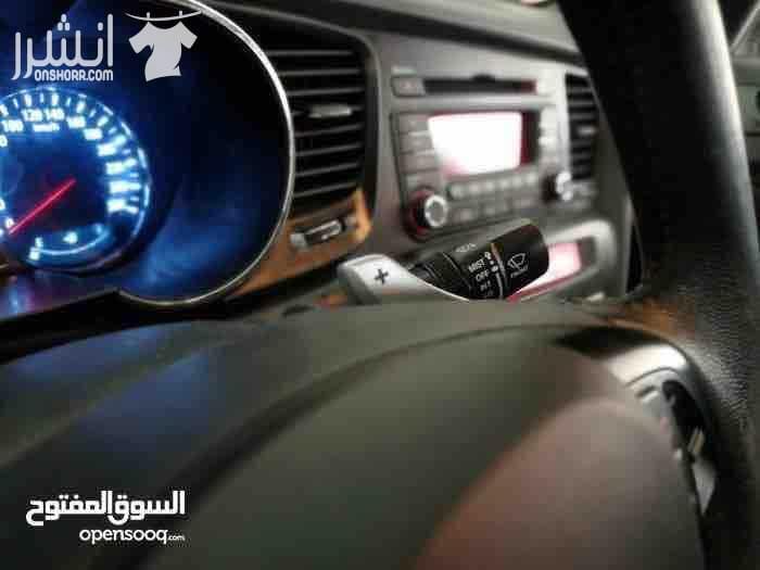 سياره كيا اوبتيما ٢٠١٣ للبيع غير مجمركه لون ابيض لؤلؤي فل الفل جلد اسود فتحه بانوراما فحص كامل ٤ جيد ضواو زينون اصلي برداي خلفيه اصليه مري ضب كراسي كهرباء قير شيفتر تحكم طاره حساسات خلفيه ج...
