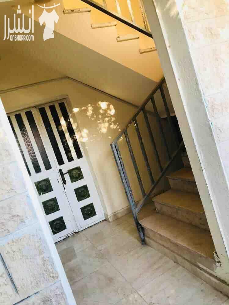بيت مستقل للبيع بداعي السفر مسطح البيت 200متر مربع البيت مكون من طابقين كل طابق 100 متر مربع مساحه الارض كامله ١٦٠ متر كل طابق يوجد فيه اربع غرف وحمامين ومطبخ واجهه حجر كوشان مستقل كل طابق عداد...