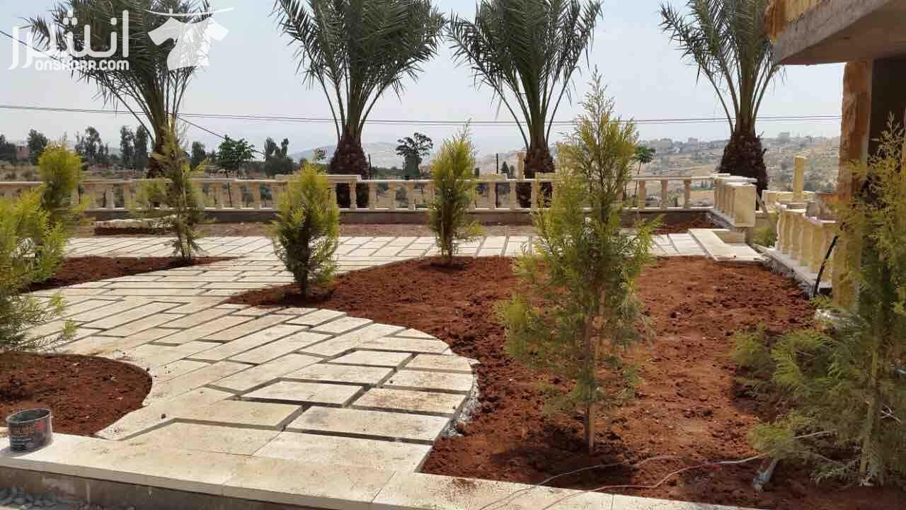 شالية للبيع .... يقع على 3,5 دونم مع مسبح وترس 500 متر وشلال وباربكيو وزرب وفرن عربي مزروع بالاشجار والنخيل والنجيل والورود وموقف سيارات 500 متر معبد . خمس غرف نوم ماستر مع ضيوف 60 متر وسفره وضيوف سي...