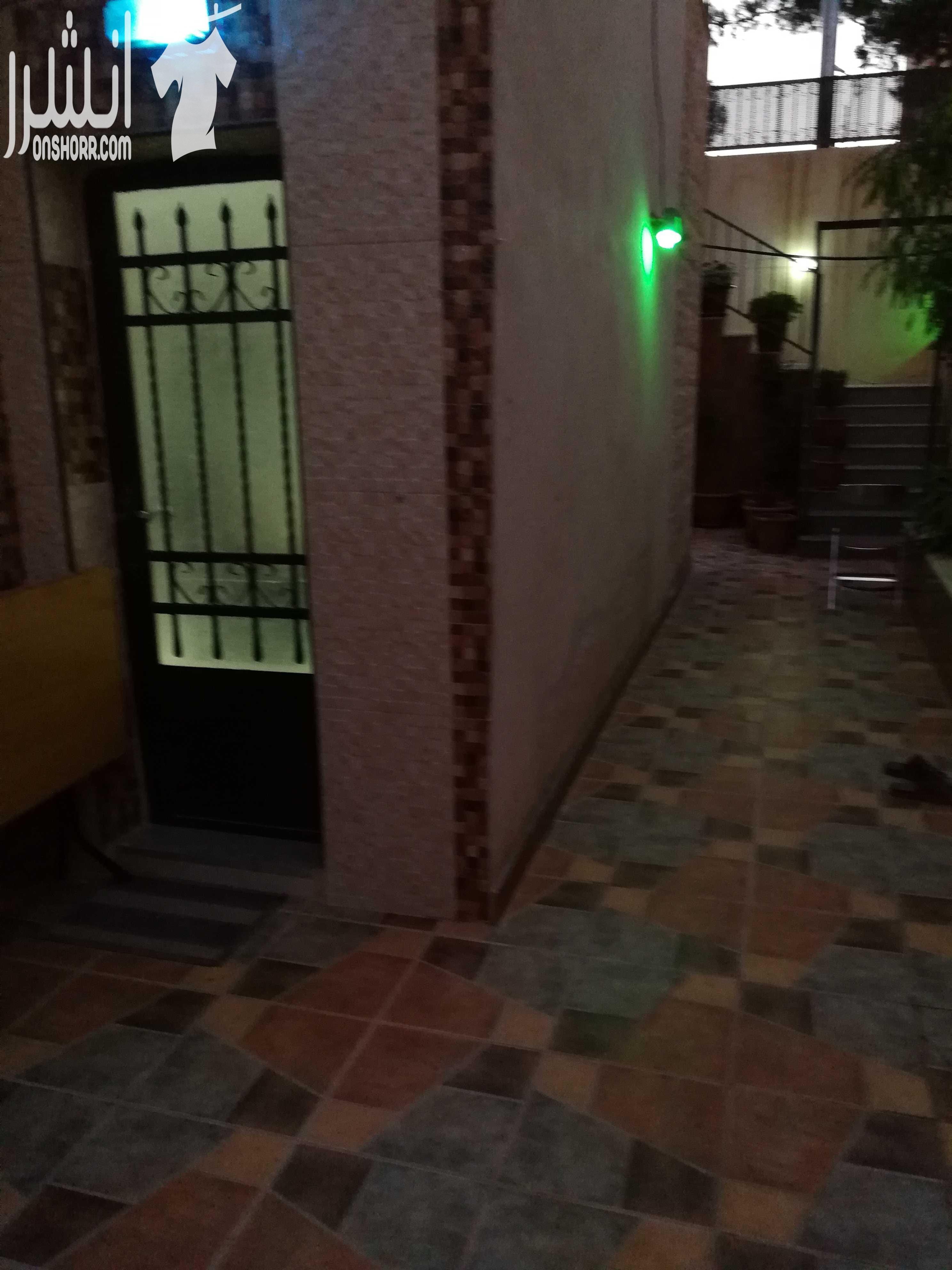 شقة بالزرقاء الجديدة جبل المغير اول فني مساحتها ١٥٠ متر مع حديقة مساحتها ٩٠ متر ٤غرف مع صالة و٣ حمامات ومطبخ راكب