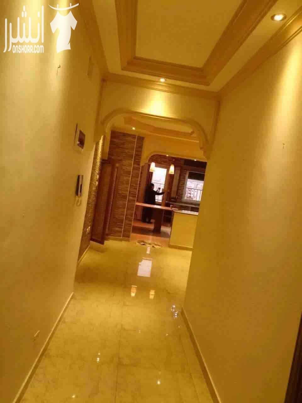 شقة سوبر ديلوكس للبيع طابق رايع اربد الحي الشرقي ٣غرف نوم ٣حمامات صالة و ضيوف و سفرة مطبخ امريكي راكب مكيفين و جاكوزي يوجد مصعد مساحة ٢٠٦متر مربع