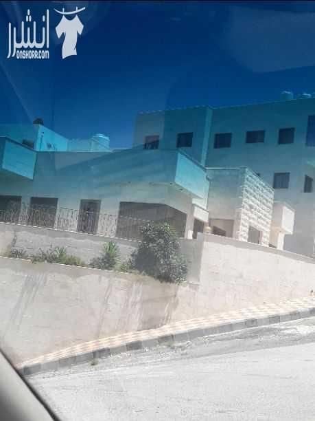 بيت مستقل يتكون من طابقين الارض ٧١١م الطابق الاول ١٠٠م غرفة نوم كبيرة صالة مع مطبخ امريكى وحمام ط ٢ ٢٥٠م مع الترس ٣نوم ١ماستر ٣حمامات صالة وصالون مطبخ مع جلسة فاير بليس حديقة مطبخ كبيرة حدائق امامي...