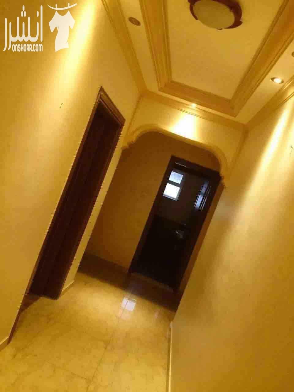شقة سوبر ديلوكس للبيع طابق رايع اربد الحي الشرقي ٣غرف نوم ٣حمامات صالة و ضيوف و سفرة مطبخ امريكي راكب مكيفين و جاكوزي يوجد مصعد مساحة ٢٠٦متر مربع