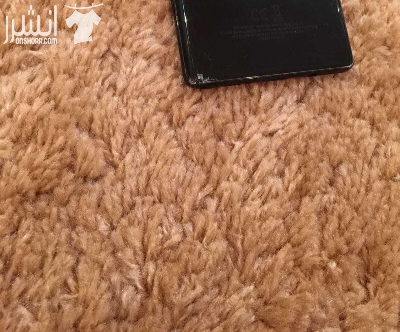 الجوال نوت ٨ شريحتين الذاكرة الداخلية ٦٤ جيجا الجوال له معي سنة الجوال فيه كسرتين في الشاشة الأمامية الكسر اللي فوق يمين خارجي ولا أثّر في الشاشة اما الكسر اللي في النص سبب انقسام خفيف فنصف الشاشة ال...