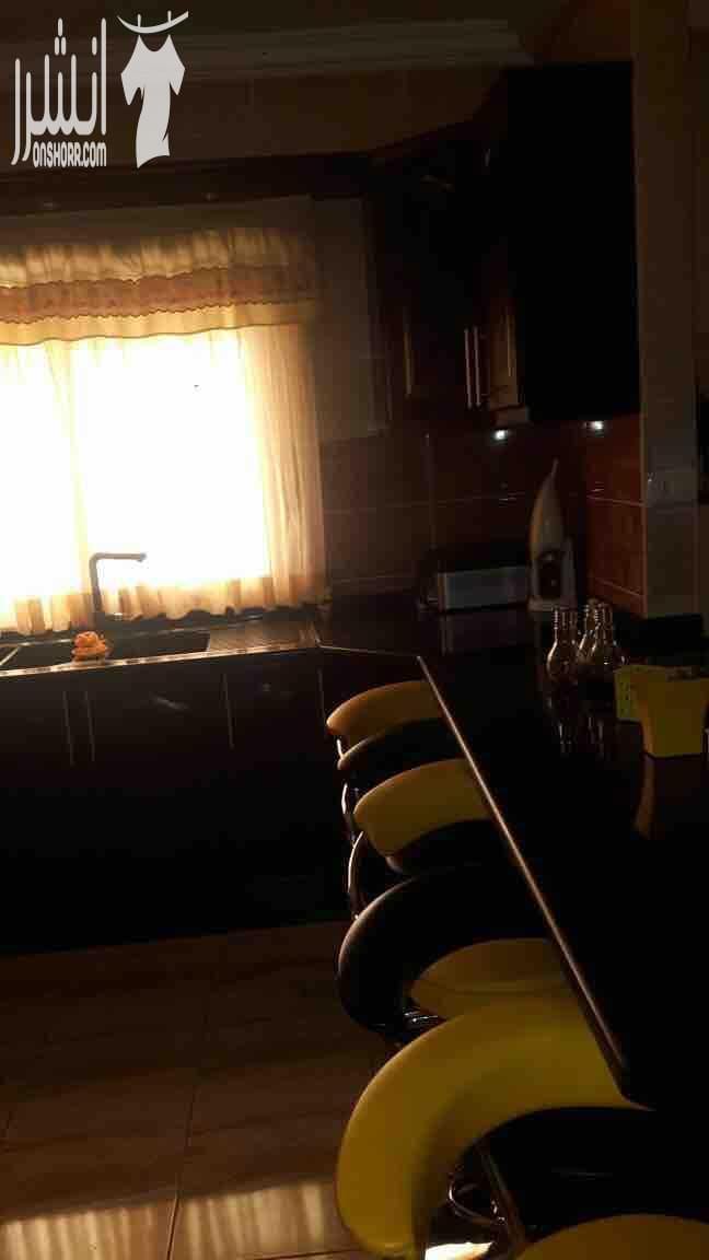 شقة للبيع في اجمل مناطق عمان ربوة عبدون بين عبدون و ضاحية الياسمين بناية جديدة و قريبة على الخدمات و منطقة هادئة و مطلة و قريبة على الخدمات .. عمر البناية سنة و نصف .. الشقة مكونة من 3 غرف نوم و غرفة...
