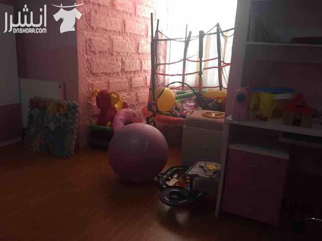 شقة مميزة و مطلة في اعلى منطقة بعرجان خلف كلية الرياضة راكب أربع مكيفات ممتازه : 1 LG و 3 Bosch مطبخ نظام أمريكي مفتوح عالمعبشة بكونتر المطبخ بلوط صولد ثلاث غرف نوم باركيه عمر البناء 13 سنه مخزن...