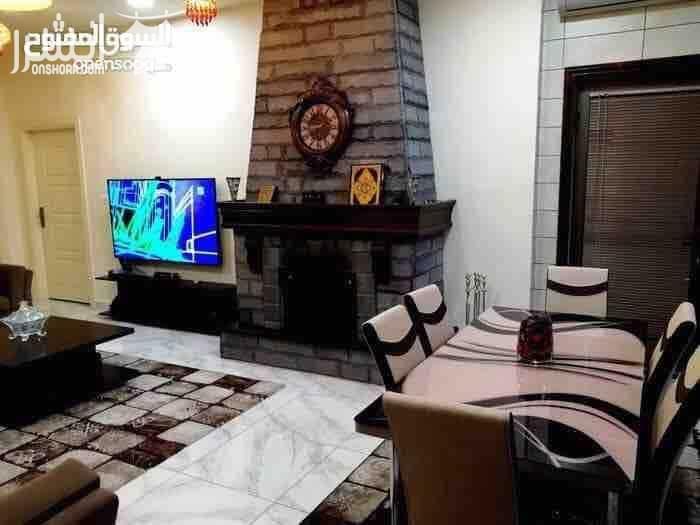 بيت مستقل للبيع في الزرقاء الجديده مكون من أربع غرف نوم وثلاث حمامات وصالة ضيوف وصالة معيشته مع مطبخ أمريكي مع المعيشه عمر البناء سنه البيت أعلى مواصفات البناء على الإطلاق عزل جميع واجهات البناء الشبا...