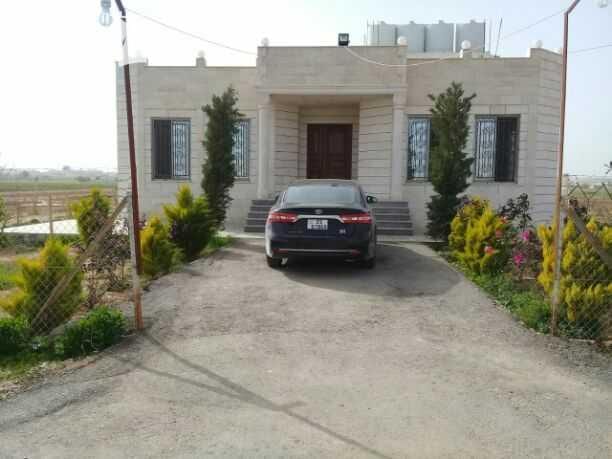 بيت للبيع في منطقة مفرق شبه فيلا على ثلاث دنم الارض بناء بيت اربع واجهات حجر مكون بناء البيت نظام فرنسي مسطح البيت(٢٥٠)متر ٠٧٩٥٠٠٦٨٣٥ أبو مراد