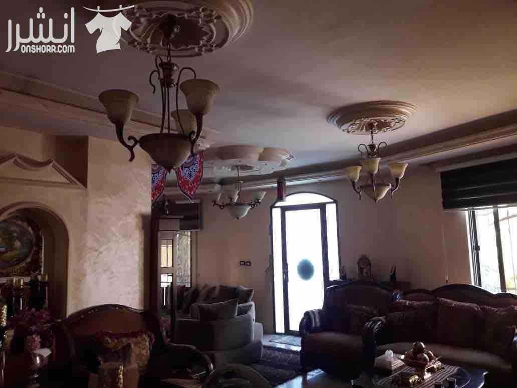 شقه في الياسمين مشطبه تشطيب فاخر جدا 168م تحتوي على : ثلاث غرف واحده ماستر ثلاث حمامات مطبخ خشب بلوط مع هود ايطالي من ال AEG فاخر جدا صالون كبيير تشطيب رائع ساحه كبيره وبلكونة مطبخ بلكونه مع الصا...