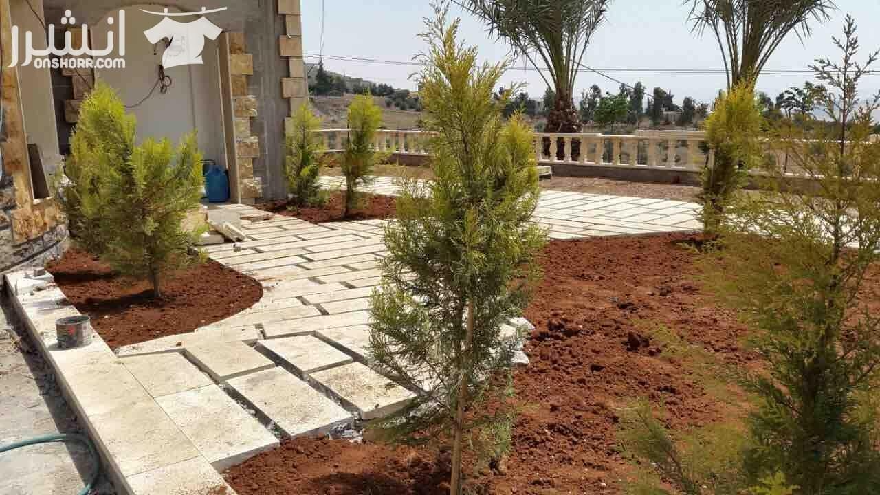 شالية للبيع .... يقع على 3,5 دونم مع مسبح وترس 500 متر وشلال وباربكيو وزرب وفرن عربي مزروع بالاشجار والنخيل والنجيل والورود وموقف سيارات 500 متر معبد . خمس غرف نوم ماستر مع ضيوف 60 متر وسفره وضيوف سي...