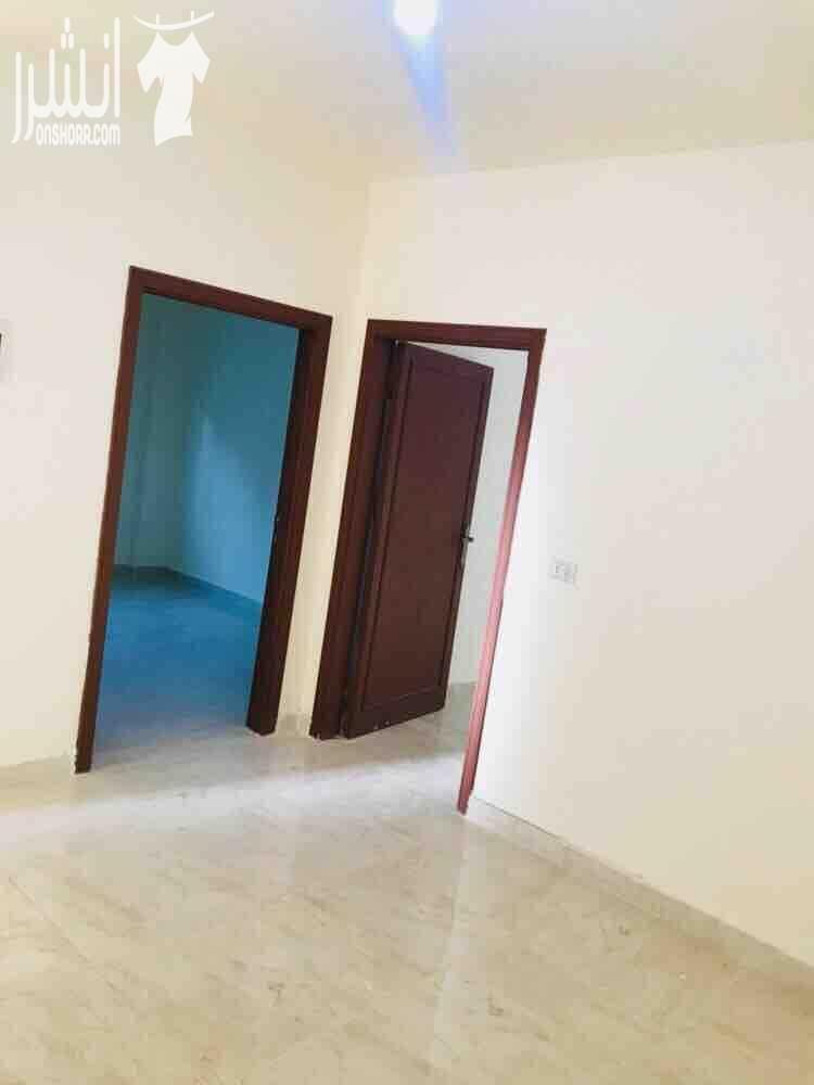 بيت مستقل للبيع بداعي السفر مسطح البيت 200متر مربع البيت مكون من طابقين كل طابق 100 متر مربع مساحه الارض كامله ١٦٠ متر كل طابق يوجد فيه اربع غرف وحمامين ومطبخ واجهه حجر كوشان مستقل كل طابق عداد...