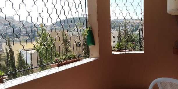 شقة سوبر ديلوكس للبيع طابق ثاني من عمارة مكونة من ثلاث شقق فقط مساحتها 121 متر في أول ناعور في منطقة هادئة بجانبها مسجد و أمامها مدرسة تبعد عن دوار الدلة 5 دقائق الشقة لها كافة الخدمات وتتكون من غرفتي...