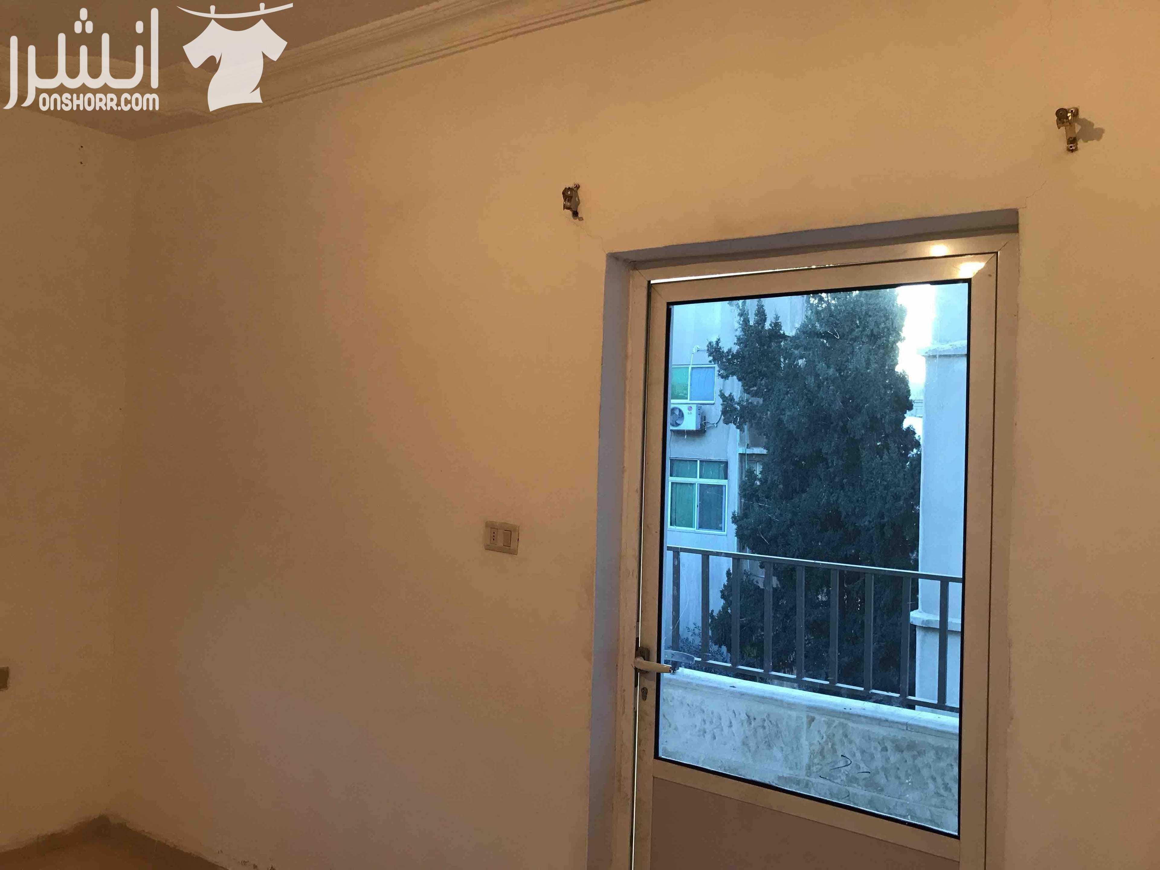شقة 100 متر في جبل النصر 3 غرف نوم ، وحدة منهم ماستر مع بلكونه مطبخ بحالة الجديد راكب بناء جديد تؤجر بمبلغ 200 دينار في حالة البيع للاستثمار . يوجد مصعد طابق ثالث موقع حيوي و مميز جدا على الخدم...