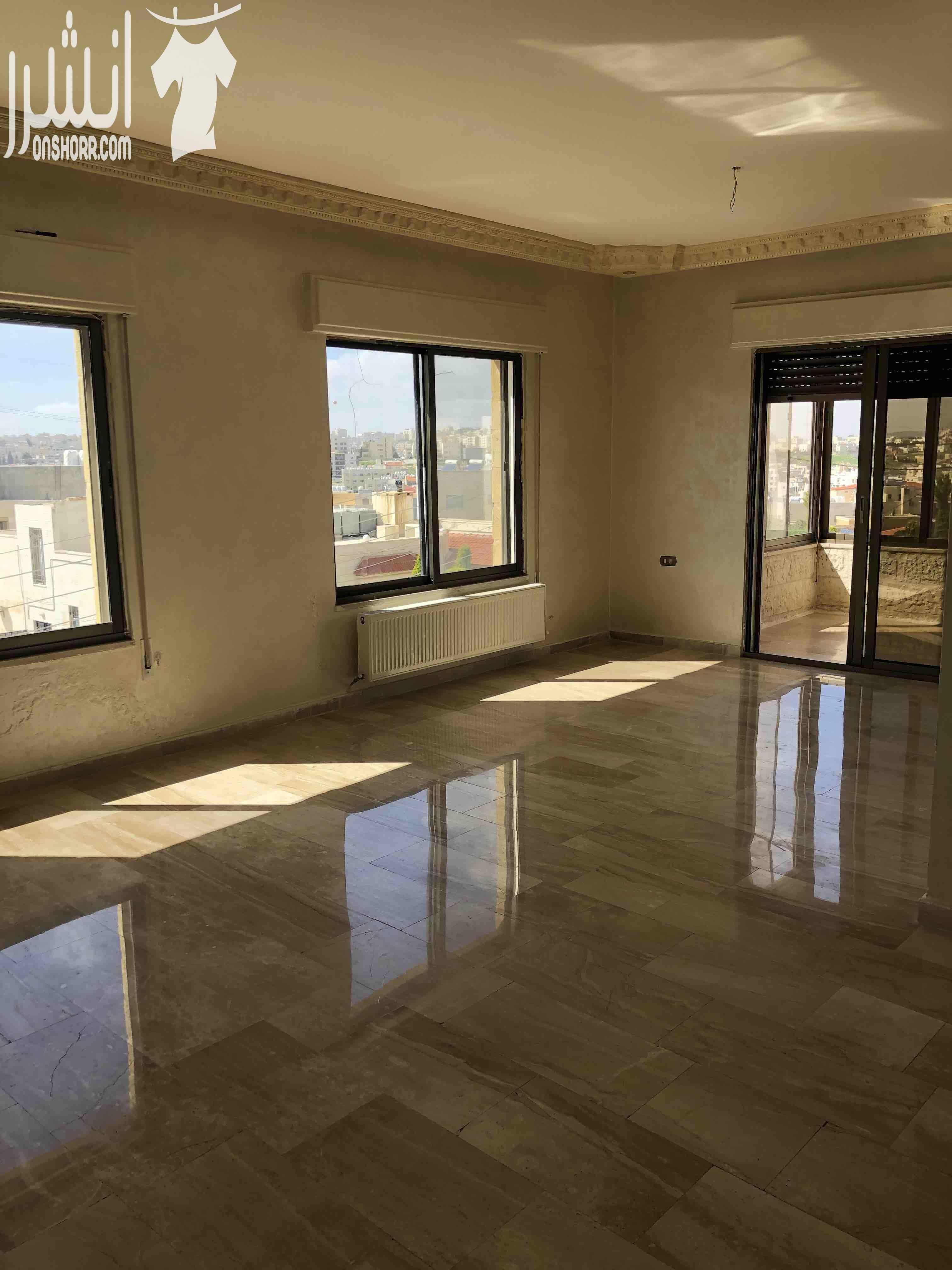 شقة مميزة للبيع في منطقة ضاحية النخيل طريق المطار، طابق ثاني في منطقة محاطة بالفلل ومطلة، المساحة ١٨٧ م٢، ٣ غرف نوم واحدة ماستر، ٣ حمامات، مطبخ قشرة بلوط، صالون وسفرة واسعين، مخزن داخل الشقة واسع، بلك...