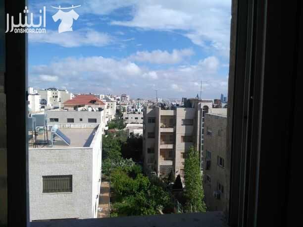 شقة فارغة للإيجار 150م 3غرف نوم وحدة منهم ماستر 2مام صالون وغرفة معيشة مع بلكونة مطبخ جديد راكب تشطيب جديد لم تسكن عمان ضاحية الرشيد بالقرب من اسكان الروضة