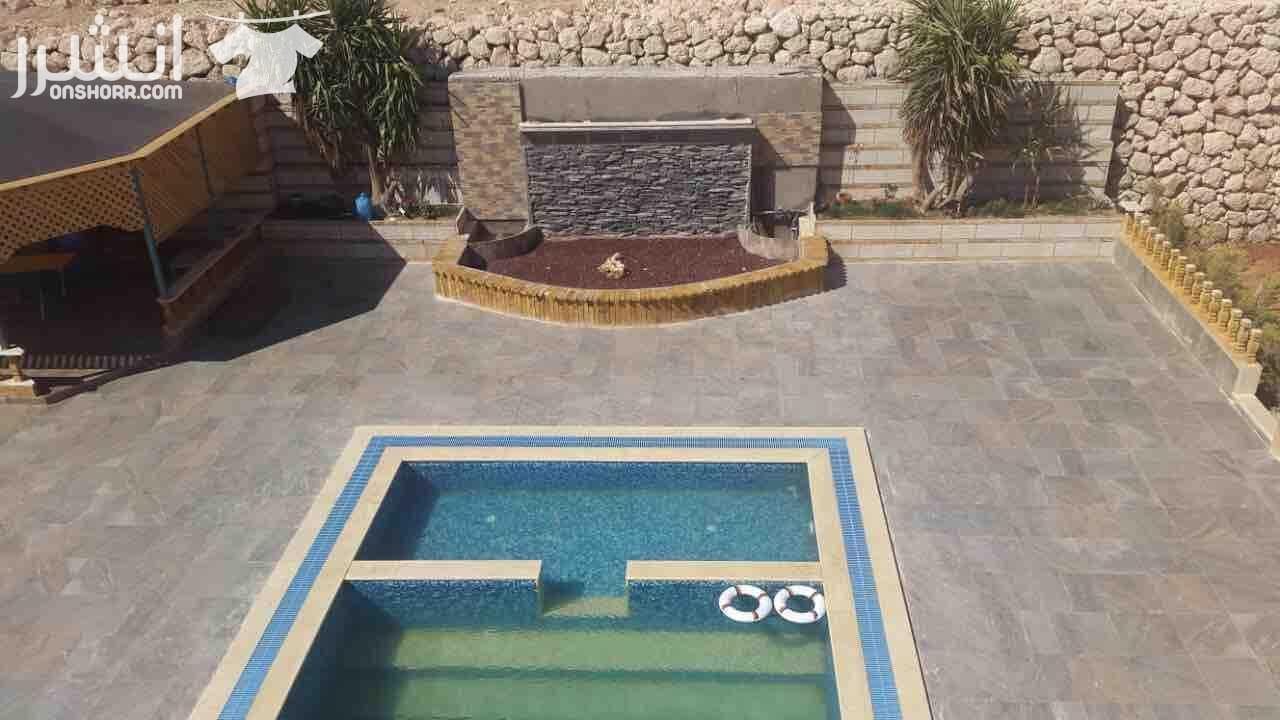 شالية للبيع .... يقع على 3,5 دونم مع مسبح وترس 500 متر وشلال وباربكيو وزرب وفرن عربي مزروع بالاشجار والنخيل والنجيل والورود وموقف سيارات 500 متر معبد . خمس غرف نوم ماستر مع ضيوف 60 متر وسفره وضيوف سي...