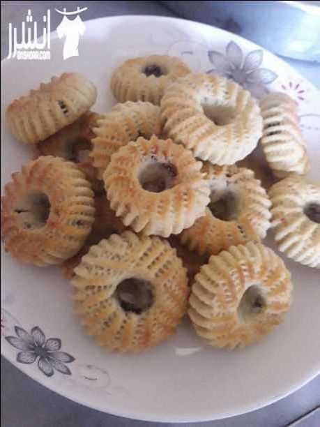 سلام عليكم انا بعمل كعك عيد تمر وفستق حلبي كيلو التمر ٦الفستق الحلبي ١٢ وكله سميد وتنقيش علي الايد والجوز علي الطلب وغريبه حسب الطلب