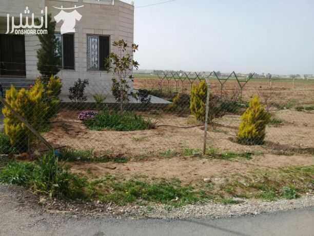 بيت للبيع في منطقة مفرق شبه فيلا على ثلاث دنم الارض بناء بيت اربع واجهات حجر مكون بناء البيت نظام فرنسي مسطح البيت(٢٥٠)متر ٠٧٩٥٠٠٦٨٣٥ أبو مراد