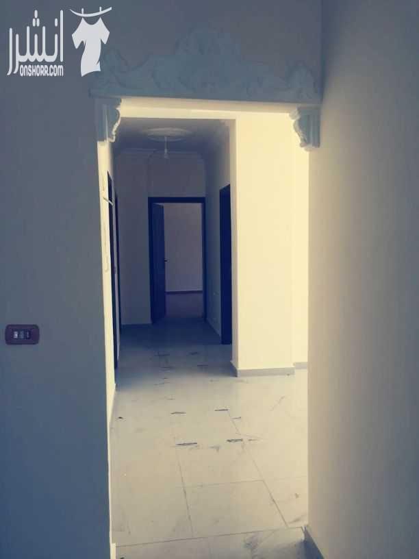 شقه للبيع (ضاحيه الاستقلال) بالقرب من مسجد أبو بكر الصديق. *مساحتهاا:135م. *مساحه غرف النوم:4×4..5×6. *غرفه نوم ماستر. *تمديدات تدفئه مركزي. *تمديدات تكيف. *ديكورات جبصين. *3حمامات (محابس ايطالي)....