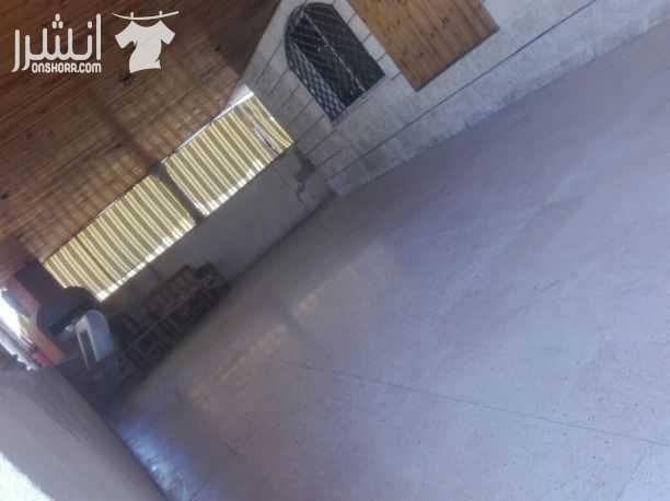 شقه للبيع طابق اول على الشارع صاله وصاله ومعيشه و ٣غرف نوم منهم واحده ماستر.. حمامين .. مطبخ راكب وكرميد وباربكيو وترس مساحتو ٧٠متر مساحه داخليه ١٦٠متر على الكوشان ١٥٨ ... له ثلاث مداخل ضاحيه الاقص...