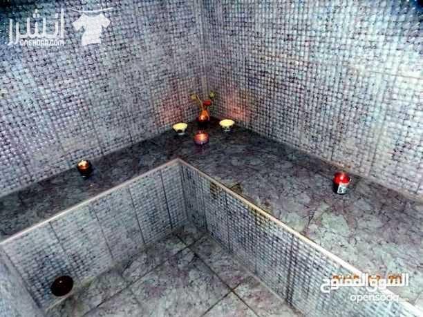 صالون نسائي مكون من عدة أقسام قسم مغربي والعنايه بالجسم(شامل غرفة بخار ) و مركز عناية بالبشره *مرخص من وزارة الصحه* ومجهز بأحدث الأجهزه،ركن للمانيكير والباديكير (spa chair) (اجهزه كهربائيه) وقسم للعنا...