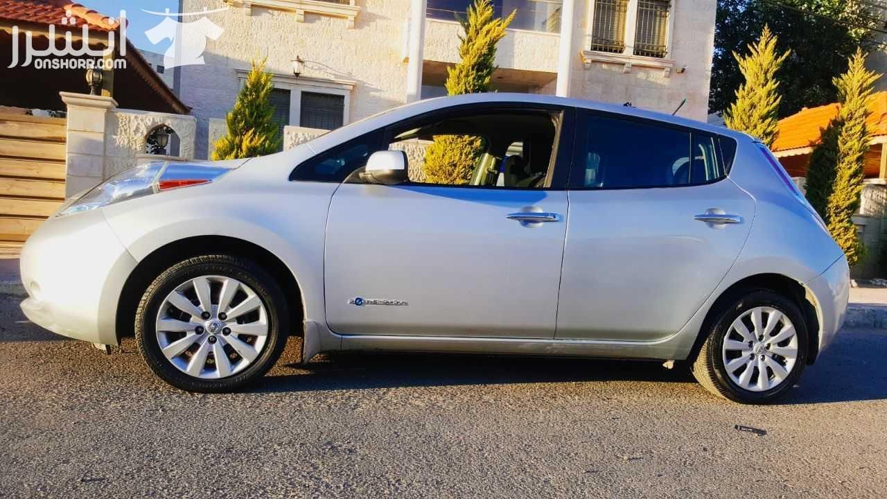 نيسان ليف موديل 2013 ولون سلفر ميتلك وبحال الوكالة وطالعة من الحره وكرت ابيض السياره بحال الوكالة وتب التب بالنظافة وإضافات كاملة وكندشن بتبريد ممتاز وكمرا خلفية مع شاشة داخلية وكراسي مدفأة وطاره مدف...