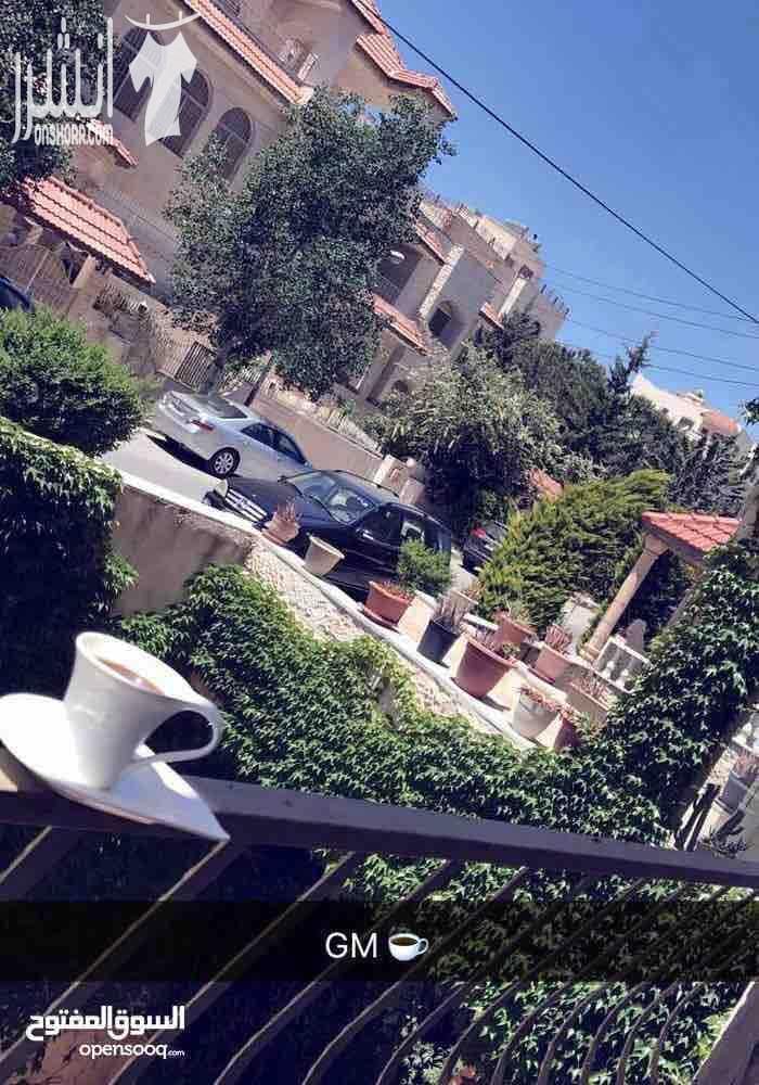 شقه ارضيه للبيع في تلاع العلي مساحه الشقه 230 متر مكونه من 4 غرف نوم 4 حمامات بلكونتين صاله و صالون غرفه خادمه مع حمامها الحاره كلها فلل و العماره مكونه من طابق ارضي و اول فقط تصنيف أ اسكان خاص الش...
