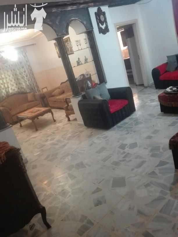 شقه للبيع طابق اول على الشارع صاله وصاله ومعيشه و ٣غرف نوم منهم واحده ماستر.. حمامين .. مطبخ راكب وكرميد وباربكيو وترس مساحتو ٧٠متر مساحه داخليه ١٦٠متر على الكوشان ١٥٨ ... له ثلاث مداخل ضاحيه الاقص...
