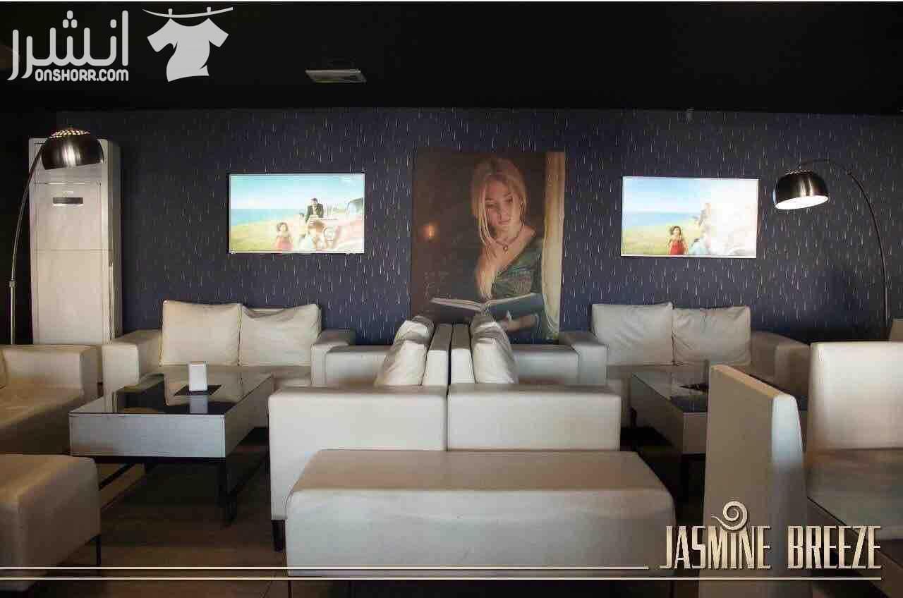 Jasmin breeze Restaurant and Café مطعم للبيع بـ مساحة 560 متر مربع تقريباً ديكور عصري وجميل جداً في سوق تجاري بـ بالزرقاء الجديدة منطقه البتراوي دوار البتراوي الموقع بمكان حيوي جداً يشمل محلات تجا...