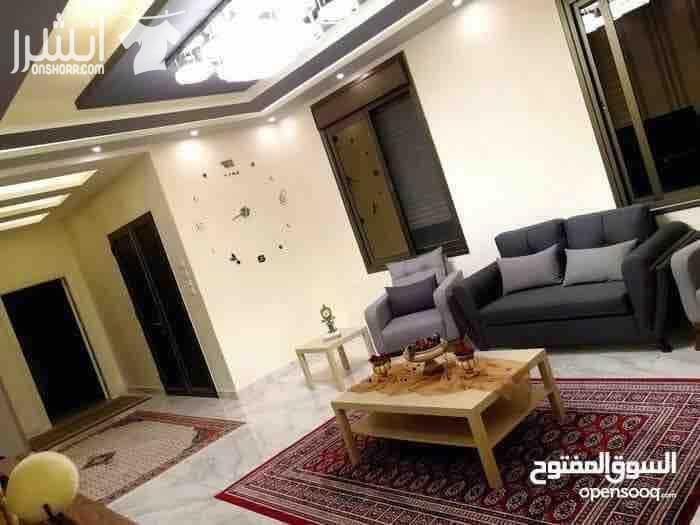 بيت مستقل للبيع في الزرقاء الجديده مكون من أربع غرف نوم وثلاث حمامات وصالة ضيوف وصالة معيشته مع مطبخ أمريكي مع المعيشه عمر البناء سنه البيت أعلى مواصفات البناء على الإطلاق عزل جميع واجهات البناء الشبا...